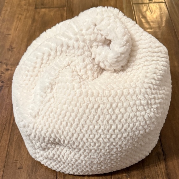 UGG Mini Cream Tablet Pouf With Phone Pocket 13”x13”x13” - Picture 2 of 2